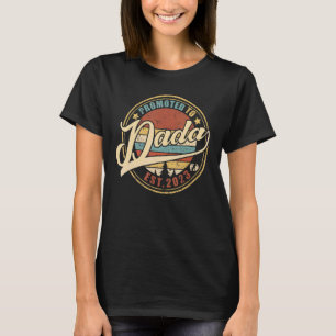 Mannen promotie naar DADA 2023 voor New DADA First T-shirt