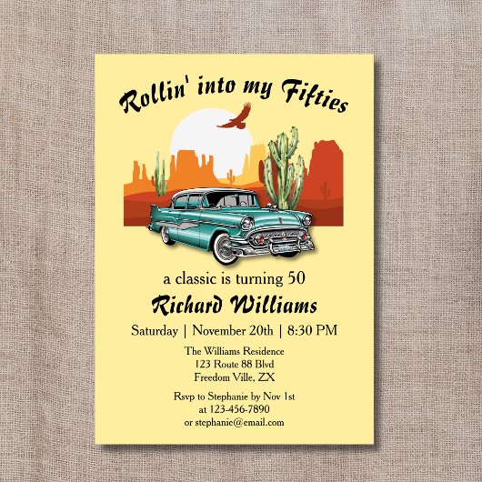 Mannen retro klassieke blauwe autowoestijn 50e ver kaart