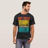 Mannen schrijfster opa als een gewone opa maar c t-shirt (Voorkant volledig)