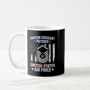 Mannen sergeant in ruste United State Air Forc Koffiemok