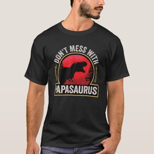 Mannen slaan niet met Papasaurus Dinosaur pap Fath T-shirt (Voorkant)