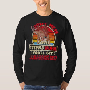 Mannen slaan niet met Stepdad Saurus in het Jurass T-shirt