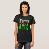 Mannen slingin pillen om de Bills Pharmacy Techno T-shirt (Voorkant volledig)