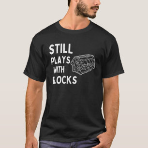 Mannen speelt nog steeds met blokken auto motor va t-shirt