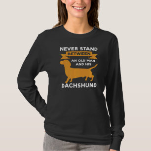 Mannen staat nooit tussen Man en zijn teckel T-shirt