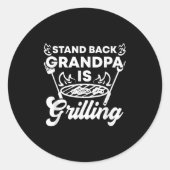 Mannen stand back opa is grillen grappig bbq meisj ronde sticker (Voorkant)