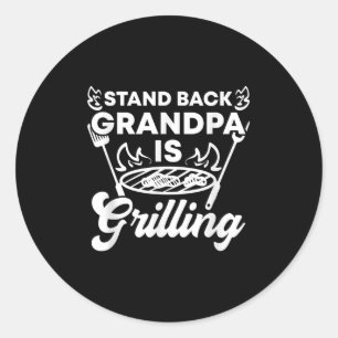 Mannen stand back opa is grillen grappig bbq meisj ronde sticker