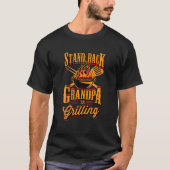 Mannen standaard achter opa is grilling stramien 4 t-shirt (Voorkant)