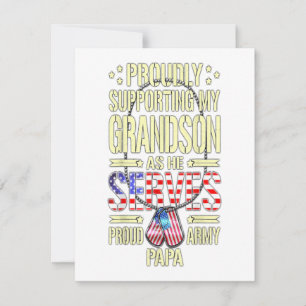 Mannen steunen mijn kleinzoon terwijl hij trots ca kaart