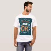 Mannen T-Shirt met Alles is OK Design (Voorkant volledig)