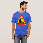 Mannen Tin Whistler op Work Road Sign T-shirt (Voorkant volledig)