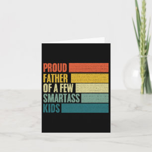 Mannen trotse vader van een paar slimme Kinder vad Kaart
