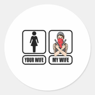 Mannen uw vrouw - Mijn vrouw Tattoo _ Pistolen - V Ronde Sticker
