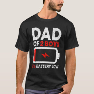 Mannen vader van 2 jongens met weinig batterij ver t-shirt