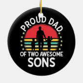 Mannen vader van twee Geweldige zonen koel vader Keramisch Ornament (Achterkant)