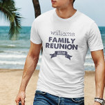 Mannen van Navy & White Family Reunion T-shirt<br><div class="desc">Voeg wat stijl aan uw familiereünie met deze douane t - shirts toe. Het ontwerp kenmerkt diep middernacht blauwe teksten op een witte achtergrond. Pas uw familienaam aan en reünie het jaar aan.</div>