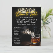 Mannen Verrassingsrook & Whiskey Verjaardag Kaart (Staand voorkant)