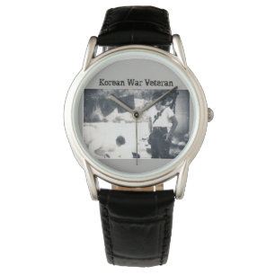 Mannen volgen de Koreaanse oorlogsveteraan Horloge