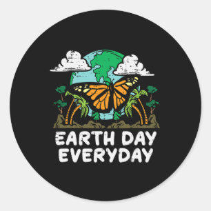 Mannen voor de alledaagse vlinderkomgeving op aard ronde sticker