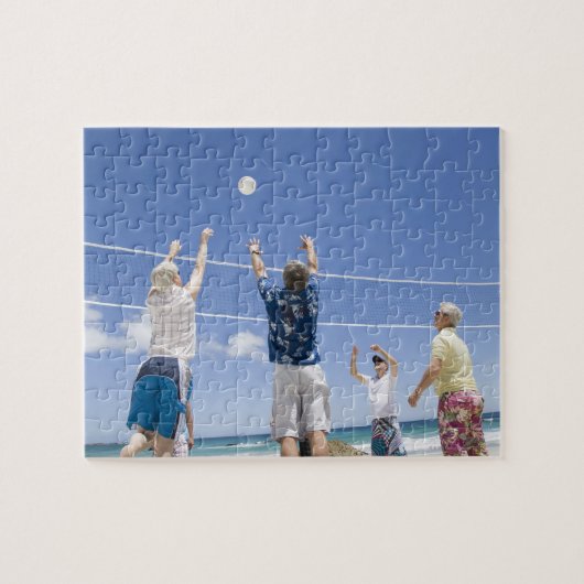 Mannen voor de volleybal op het strand. legpuzzel (Horizontaal)