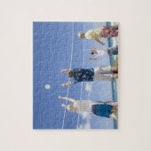 Mannen voor de volleybal op het strand. legpuzzel (Verticaal)