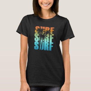 Mannen voor de zomervakantie met zonnepalmen t-shirt