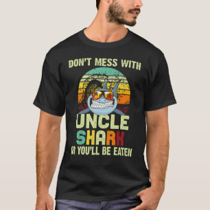 Mannen voor uncle dot rommel met uncle shark t-shirt