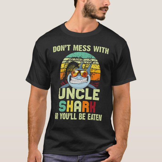 Mannen voor uncle dot rommel met uncle shark t-shirt (Voorkant)