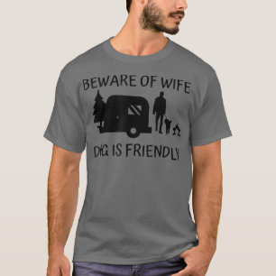 Mannen Voorzichtigheid van de vrouw Dog is een vri T-shirt