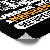 Mannen vrachtwagenchauffeur in ruste onder nieuw b poster (Hoek)