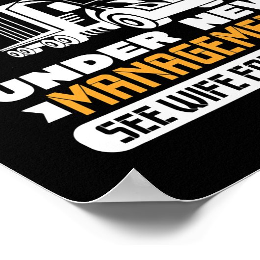 Mannen vrachtwagenchauffeur in ruste onder nieuw b poster (Hoek)