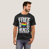 Mannen Vrij Pap Hugs Bt Pride Rainbow Heart Stepfa T-shirt (Voorkant volledig)