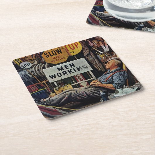 Mannen werken kartonnen onderzetters (Schuin)