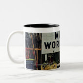 Mannen werken tweekleurige koffiemok (Links)