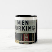 Mannen werken tweekleurige koffiemok (Center)