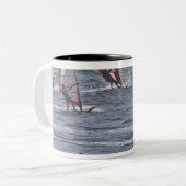 Mannen windsurfing tweekleurige koffiemok (Voorkant links)