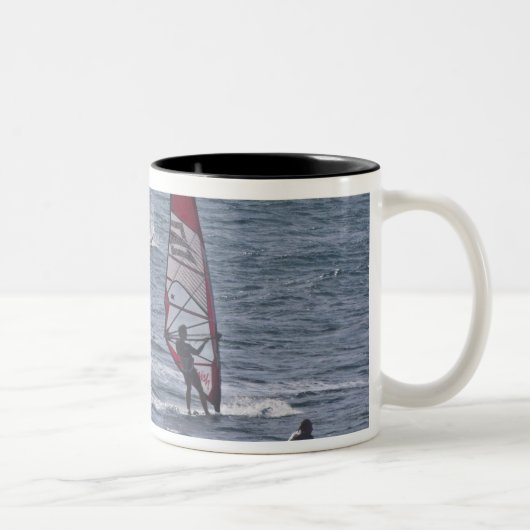 Mannen windsurfing tweekleurige koffiemok (Rechts)