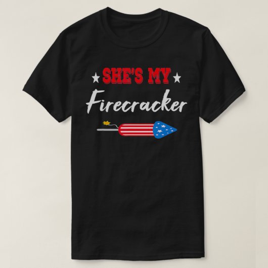 Mannen ze is mijn firecracker Funny Vierde juli ma T-shirt (Design voorkant)