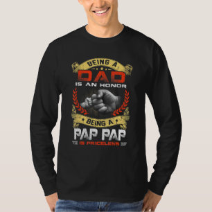 Mannen zijn een vader en een eerbetoon die een pap t-shirt