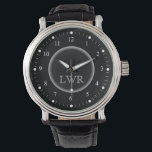 Mannen zwart-wit Monogram horloge<br><div class="desc">Elegante en stijlvolle, strakke en eenvoudige op maat gemaakte monogrammed horloges voor het speciale man op uw cadeaulijst. Klassiek makkelijk te lezen witte cijfers met hashmarks op zwart gezicht. Vet en geavanceerd voor traditionele stijlheren — klik op Aanpassen om de lettergrootte, stijl of kleuren te wijzigen. Novelty monogram horloges maken...</div>