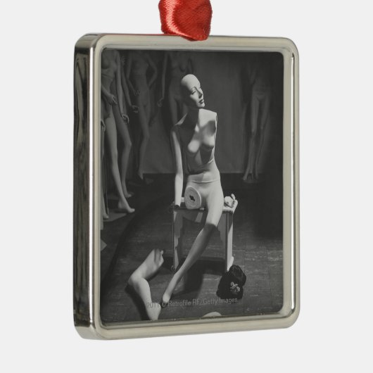 Mannequin met been en arm verwijderd metalen ornament (Rechts)