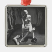 Mannequin met been en arm verwijderd metalen ornament (Voorkant)