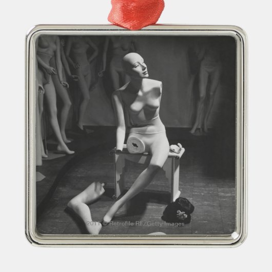 Mannequin met been en arm verwijderd metalen ornament (Voorkant)