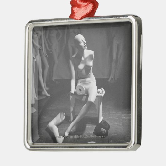 Mannequin met been en arm verwijderd metalen ornament (Links)