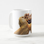 mans hand houden vlinder digitale natuur kunst koffiemok (Voorkant links)