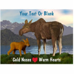 Mans in de weide fotobeeldje magneet<br><div class="desc">Een gemeenschappelijke lentespees in het Noorden. Een mammemoer en haar schattige kalf met een meer en bergen in de verte. De slogan "Koude Nozes (een rood hart) Warm Hearts" verschijnt ook. Voeg je eigen aanvullende tekst toe.</div>