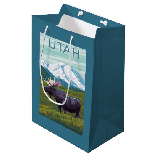 Mans met MountainUtah Medium Cadeauzakje (Voorkant Gekanteld)