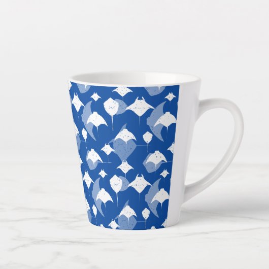 Manta Rays en Stingrays Patroon op Ocean Blue Latte Mok (Rechts)