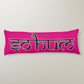 Mantra SO HUM - vlakke zwart-witte contour Lichaamskussen (Achterkant)