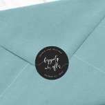 Manuscript gelukkig ooit na Editable Kleur Wedding Ronde Sticker<br><div class="desc">De sticker van het huwelijk die de woorden "gelukkig Ever na"in een ontspruiten cursief manuscript in wit tegen een editable achtergrondkleur (de klik past aan toegang aan) kenmerkt. Pas het aan door de placeholder tekst te vervangen. Voor meer opties zoals het veranderen van de doopvont en het is grootte/kleur, breid...</div>